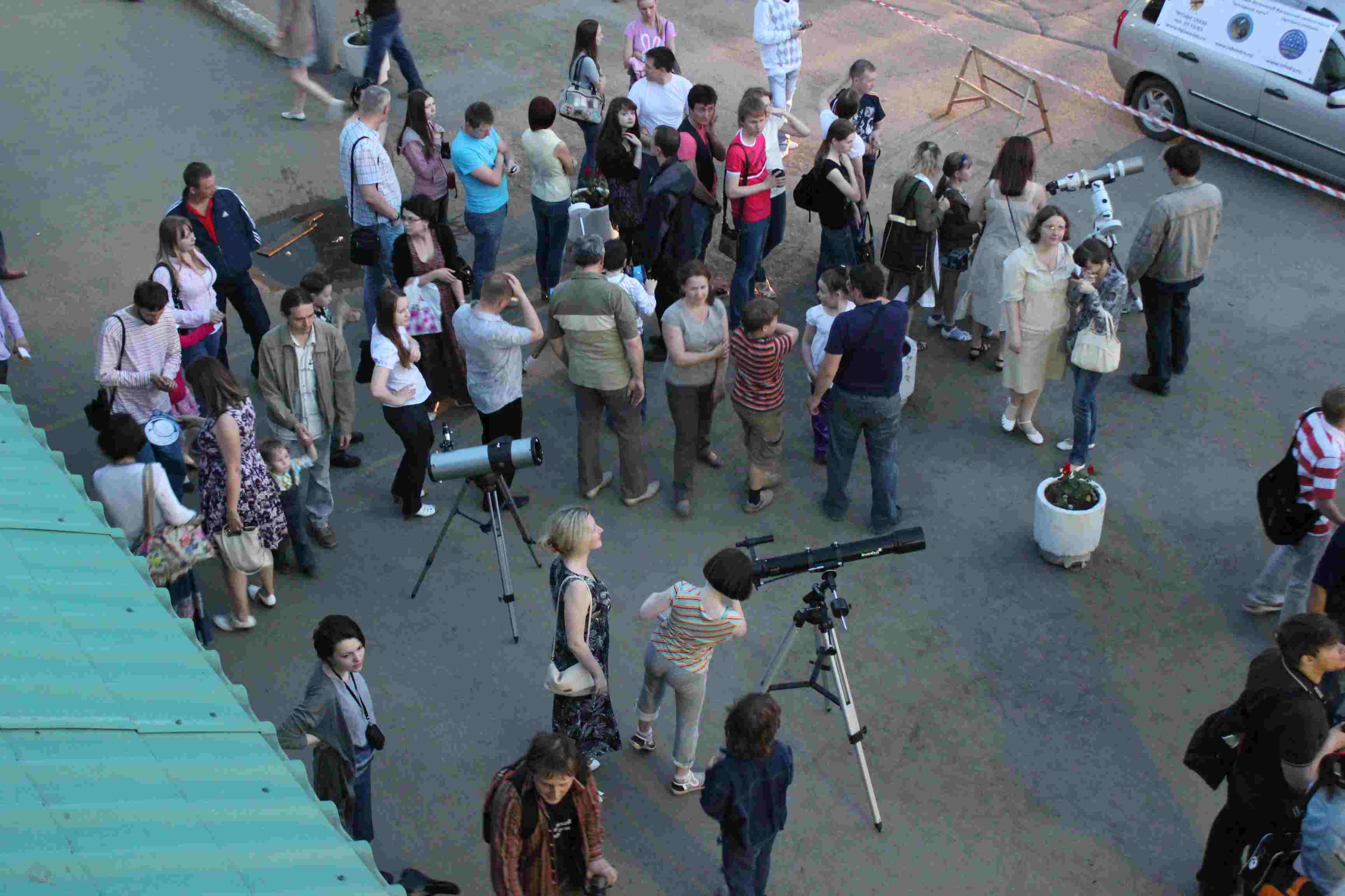 Астрономия на тротуаре в Ночь Музеев возле ВЦ Галерея